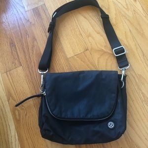 Black lululemon crossbody bag 🖤 🍋